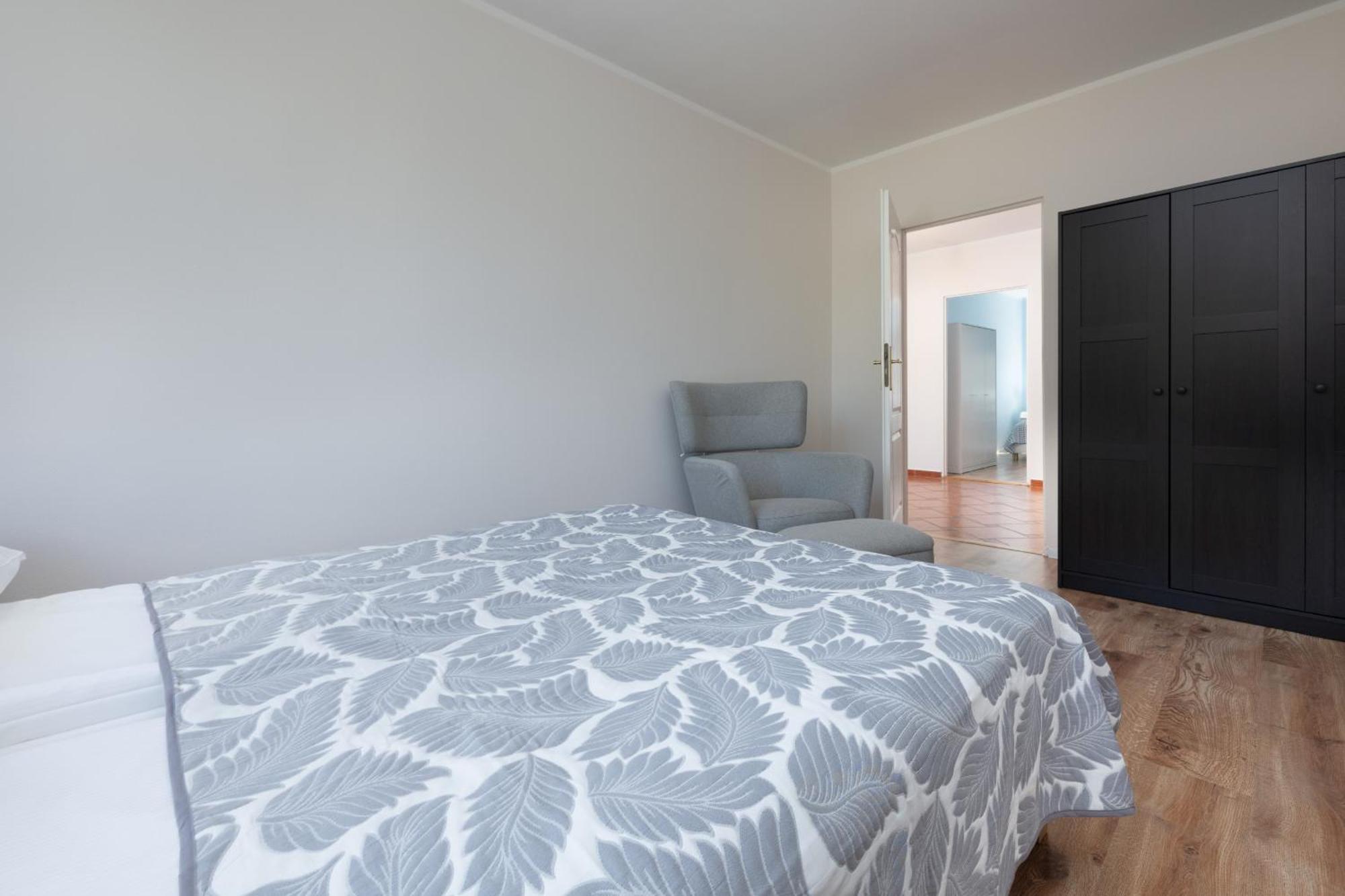 Zrodlana Two-bedroom With Balcony By Renters Leilighet