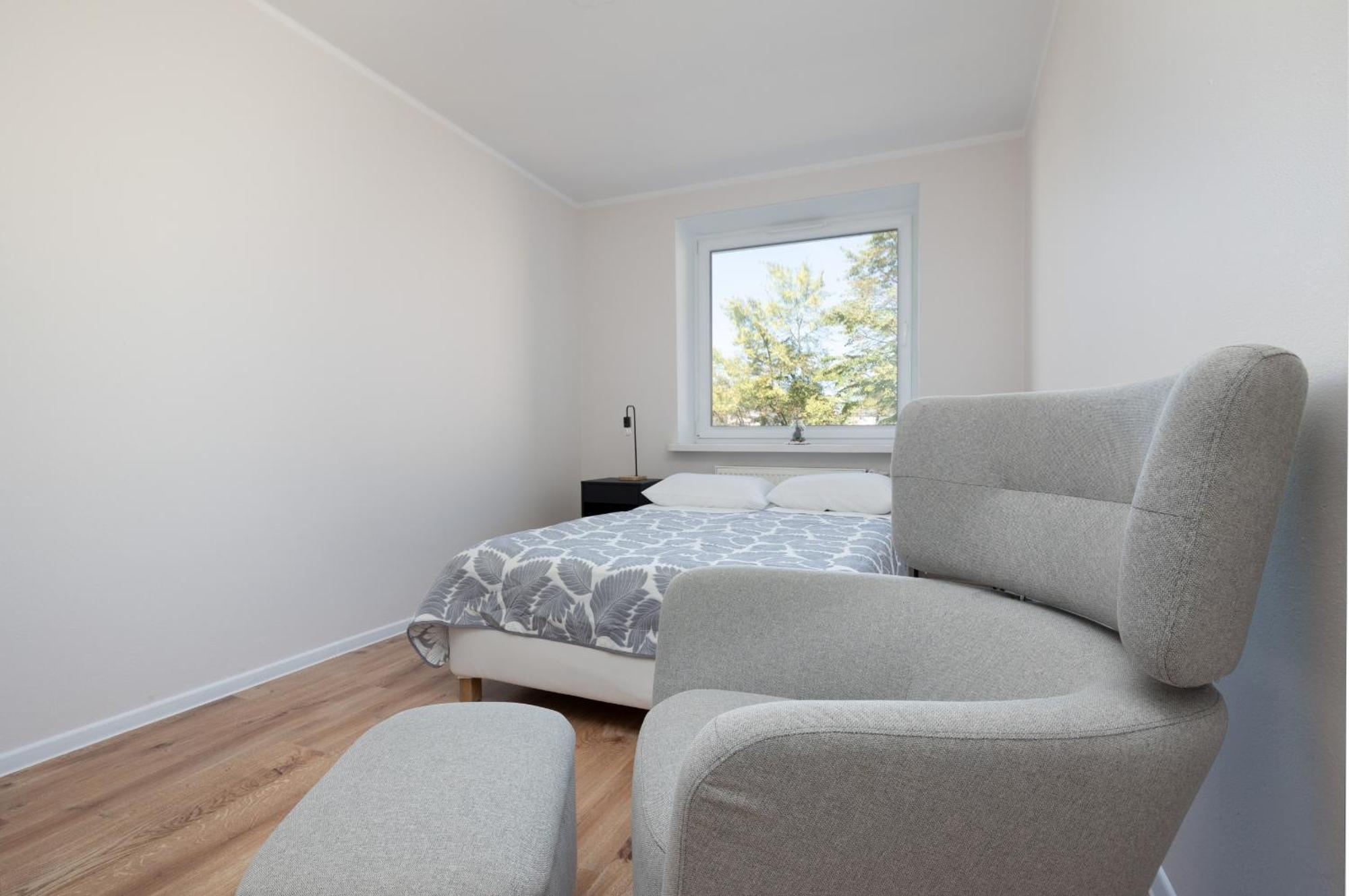 Zrodlana Two-bedroom With Balcony By Renters Leilighet