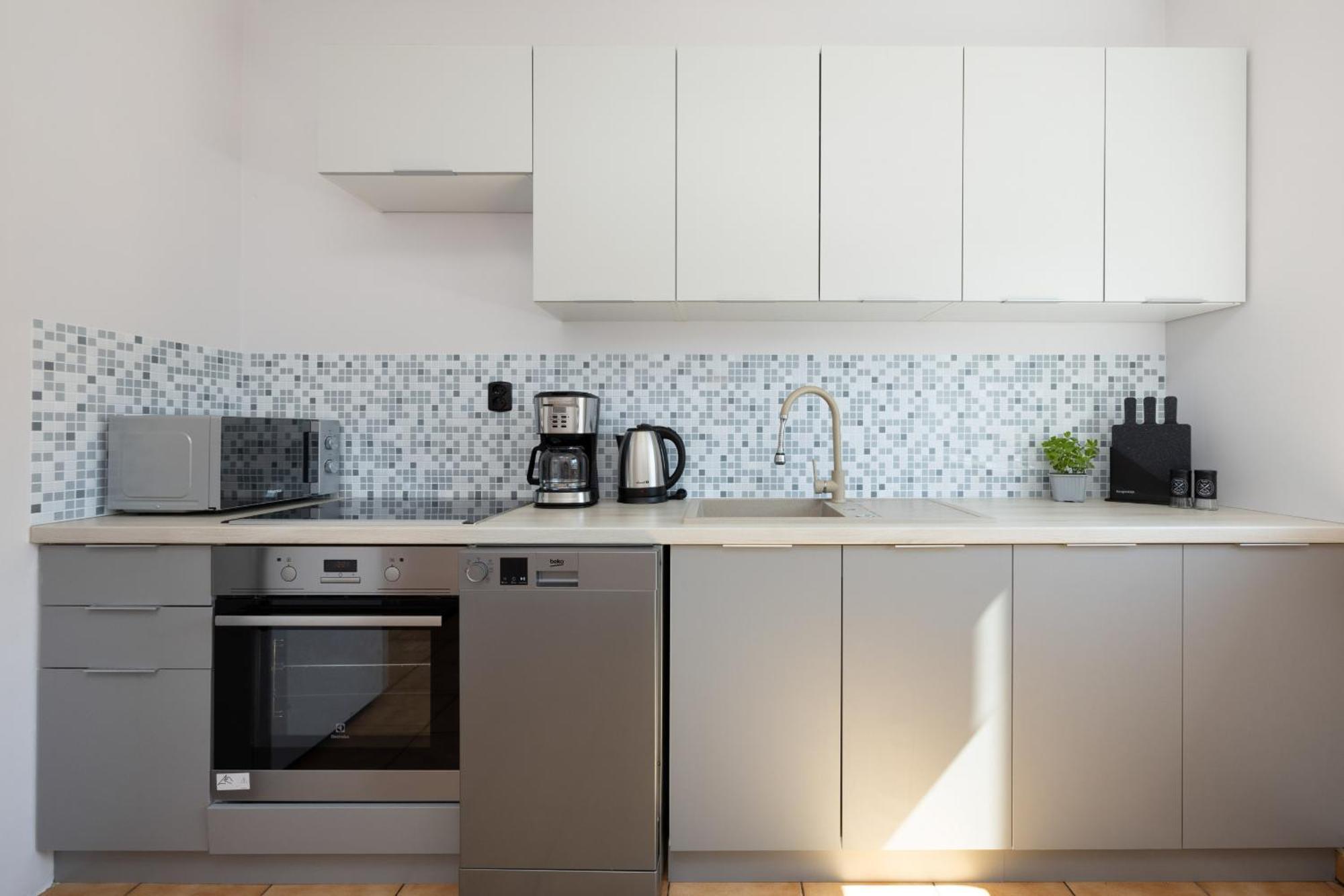 Zrodlana Two-bedroom With Balcony By Renters Apartment
