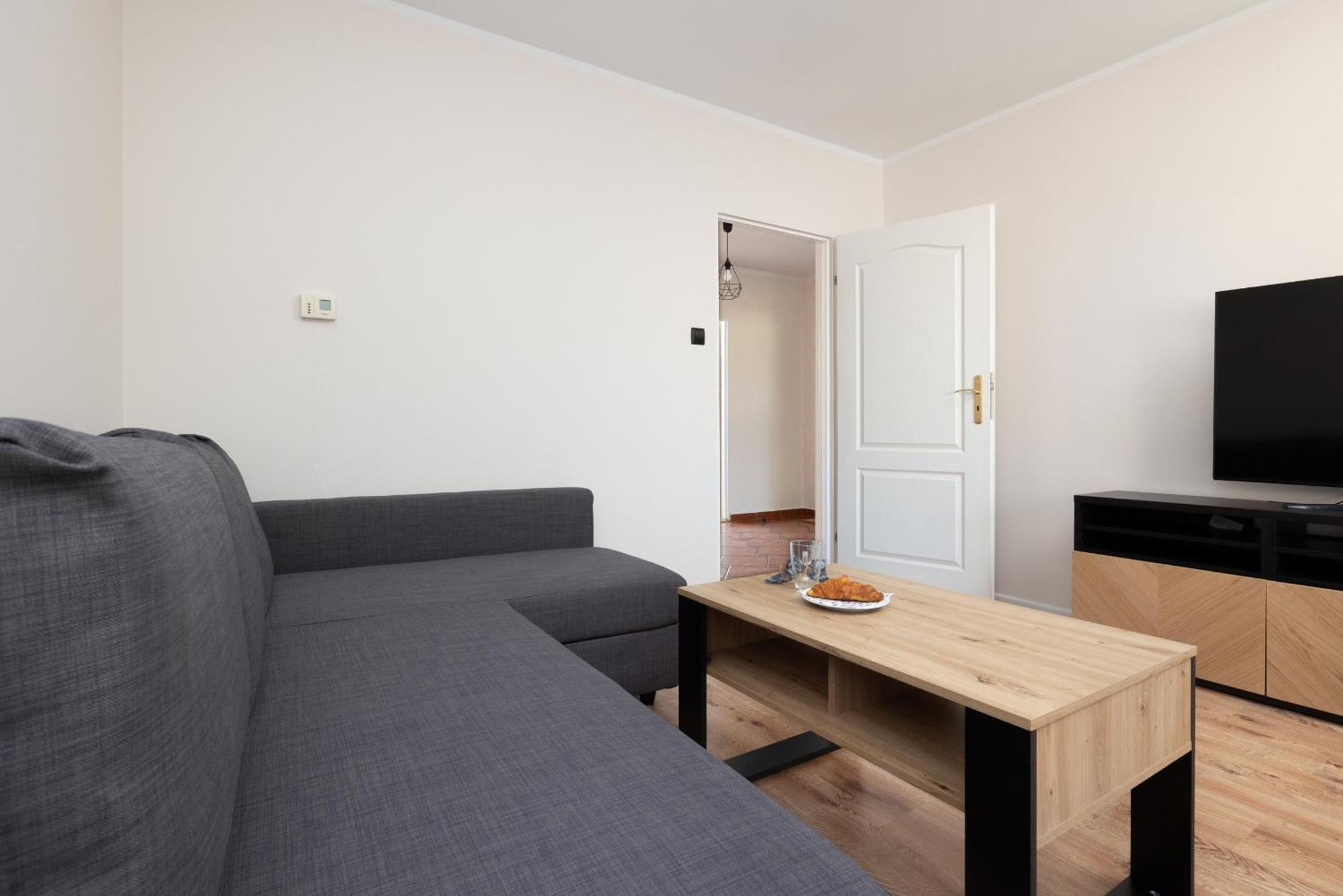 Zrodlana Two-bedroom With Balcony By Renters Apartment *